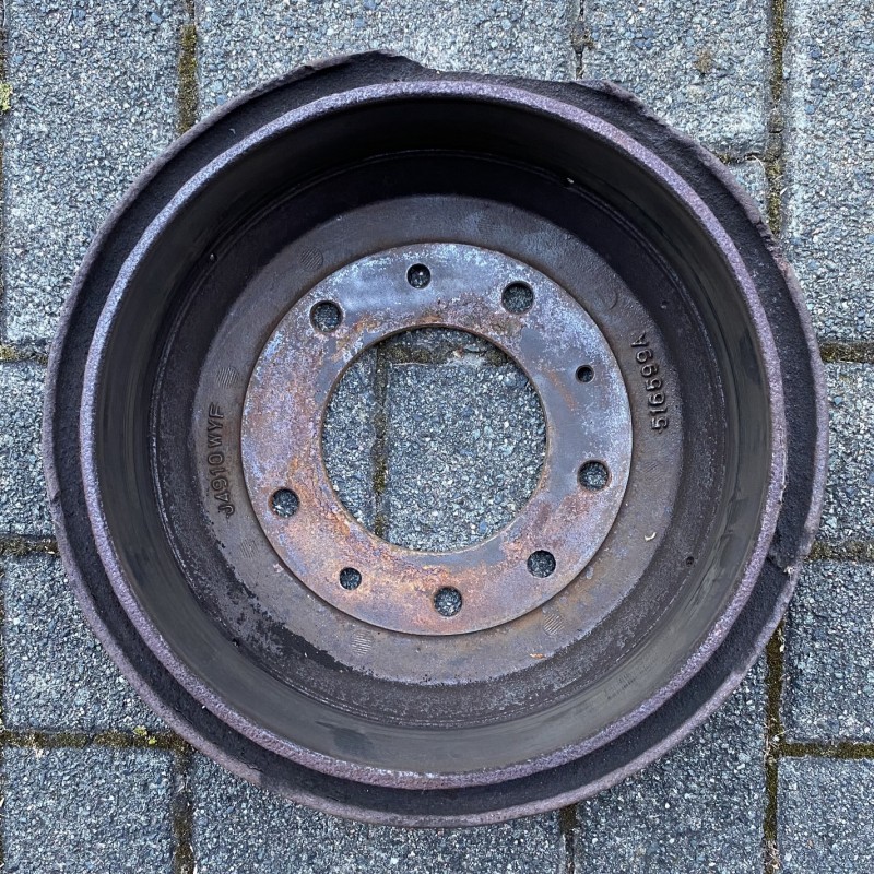 Vorne links Bremstrommel Beschädigung 2.JPG